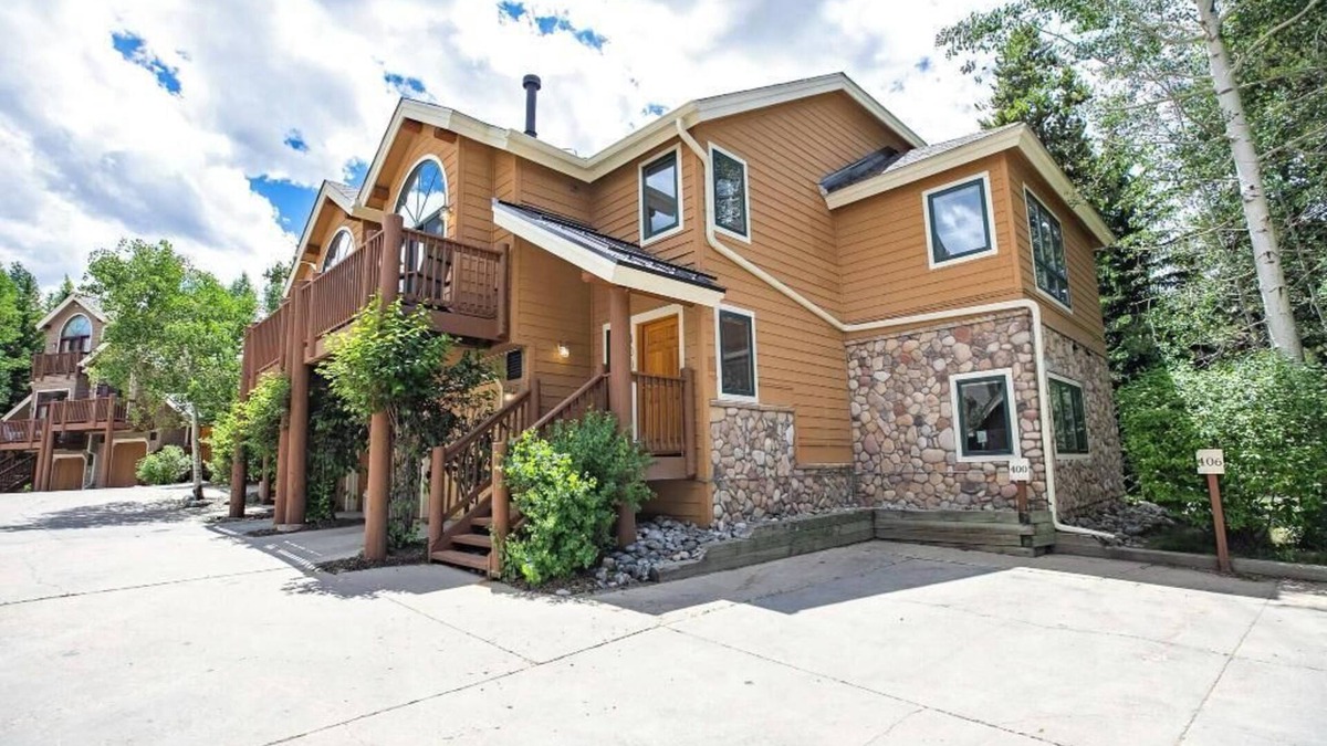 Four O'Clock House | Luxury 5BR Elk townhome, sleeps 14 w/hot tub, one block from Snowflake Lift