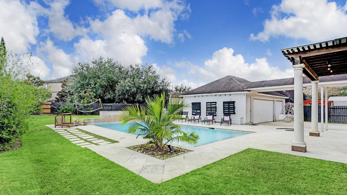 Pearland House | Luxury ✨ 5BR Home. PRIVATE 🏝WATERFALL POOL ! 15 Min from Downtown Houston.