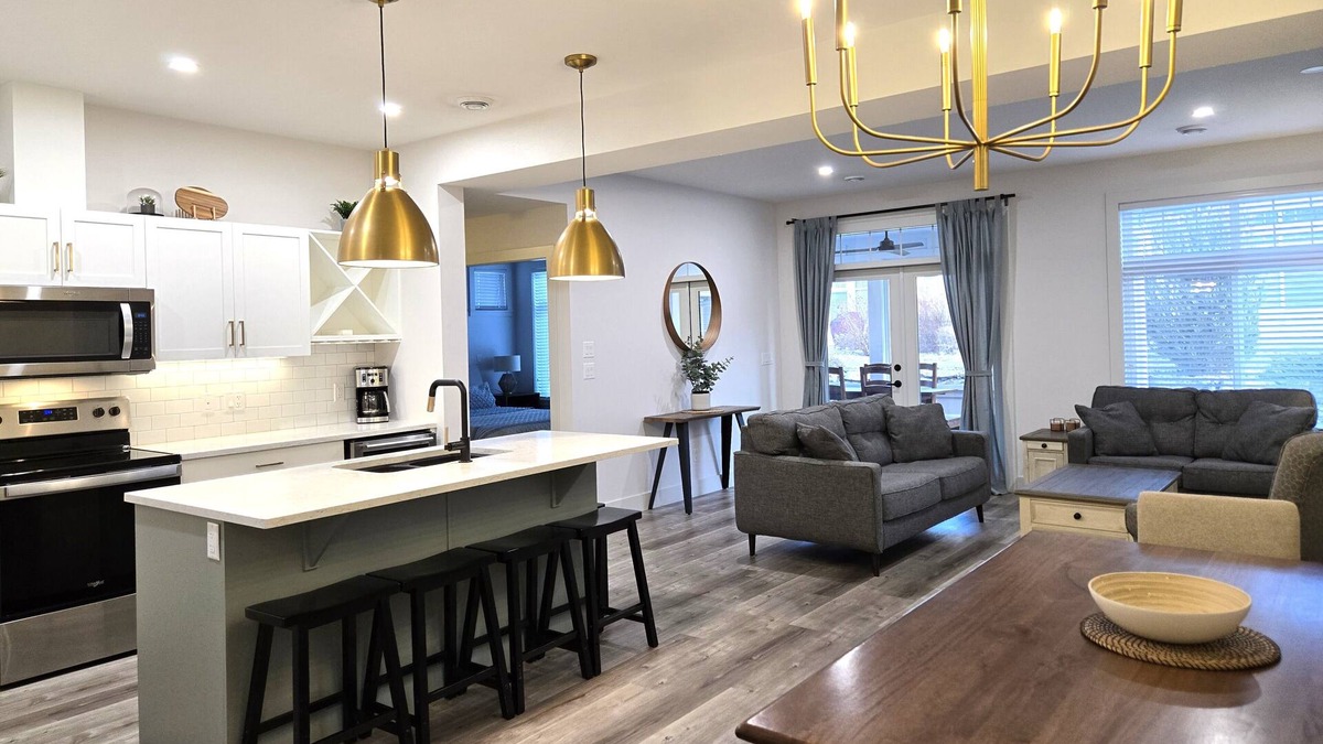 Okanagan-Similkameen House | π‘ Luxury 5BR Home right by the beach| Wine Country Views π·EV charger