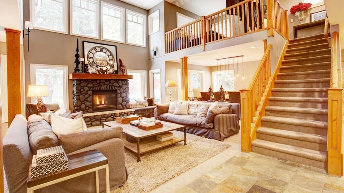 Nicklaus North House | Luxury 5BR Home:Sleeps 10 Comfortably,Hot Tub,Free Parking,Patio+BBQ-5 minutes to Village!