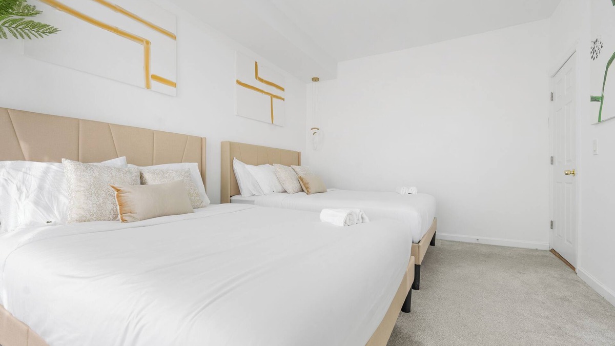 Dunwoodie House | Luxury 5BR Massive Home NYC Free Parking + Office