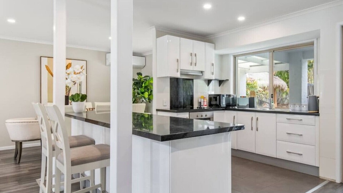 Oxenford House | Luxury 5BR Retreat Family house with Pool in GC