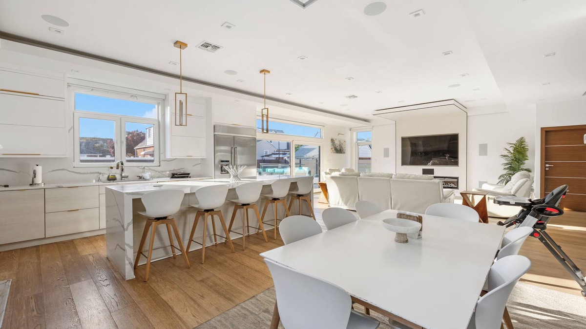 Alden Manor House | Luxury 5BR Smart Home Near JFK with Gym, Theater & BBQ