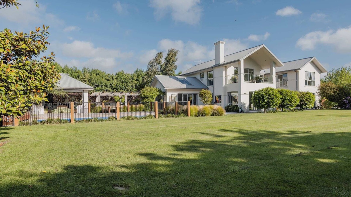 Christchurch Villa | Luxury 5BR Villa: BBQ, Hot Tub, Dining, Golf