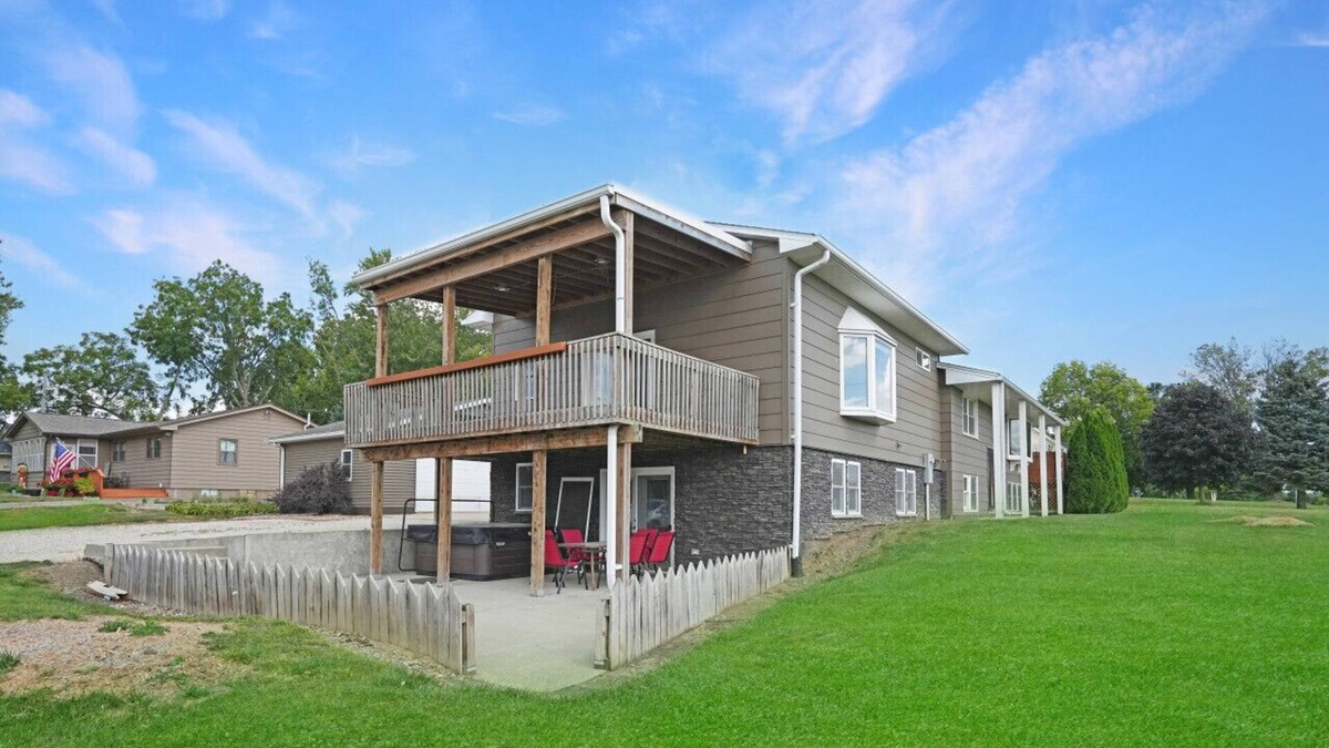 Waterloo House | Luxury 5BR w/Pool & Hot Tub near Theme/Water Park