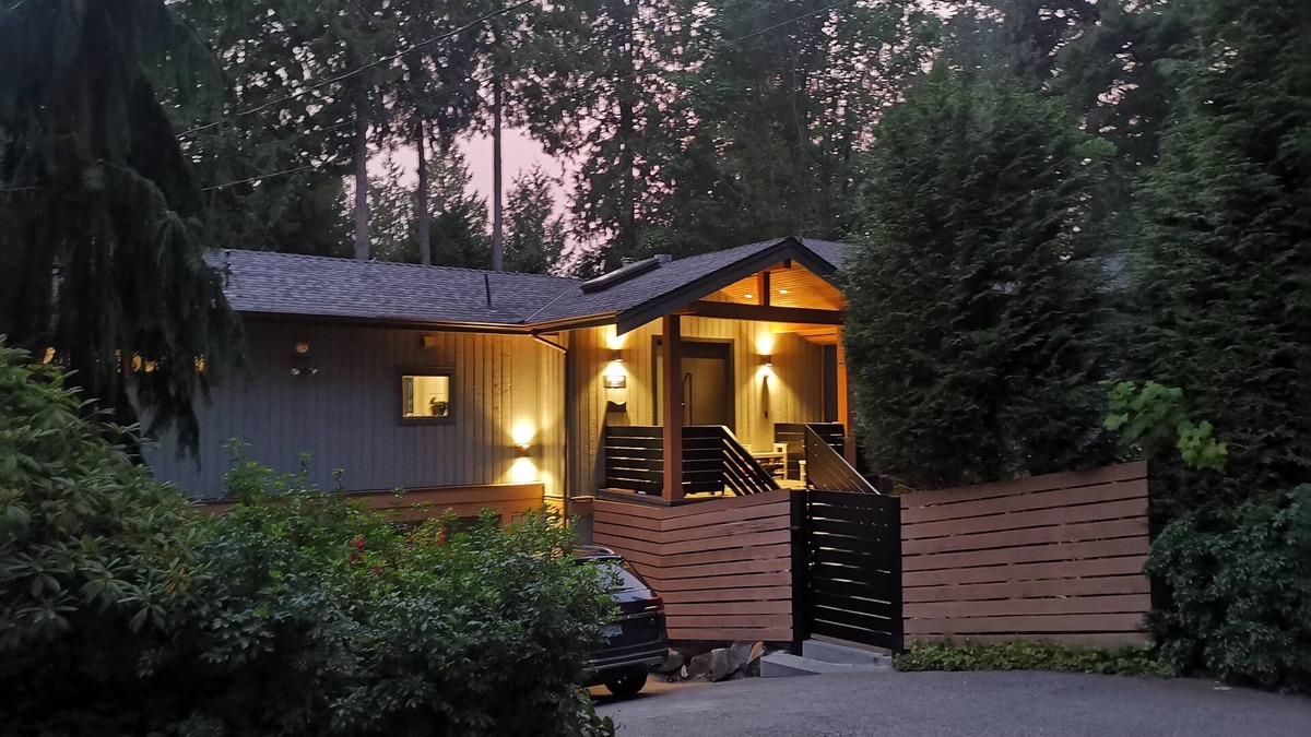 West Vancouver Cottage | Luxury 5BR West Van: Pool, Sauna, Hot Tub, Ocean View, Near Beach & Downtown!