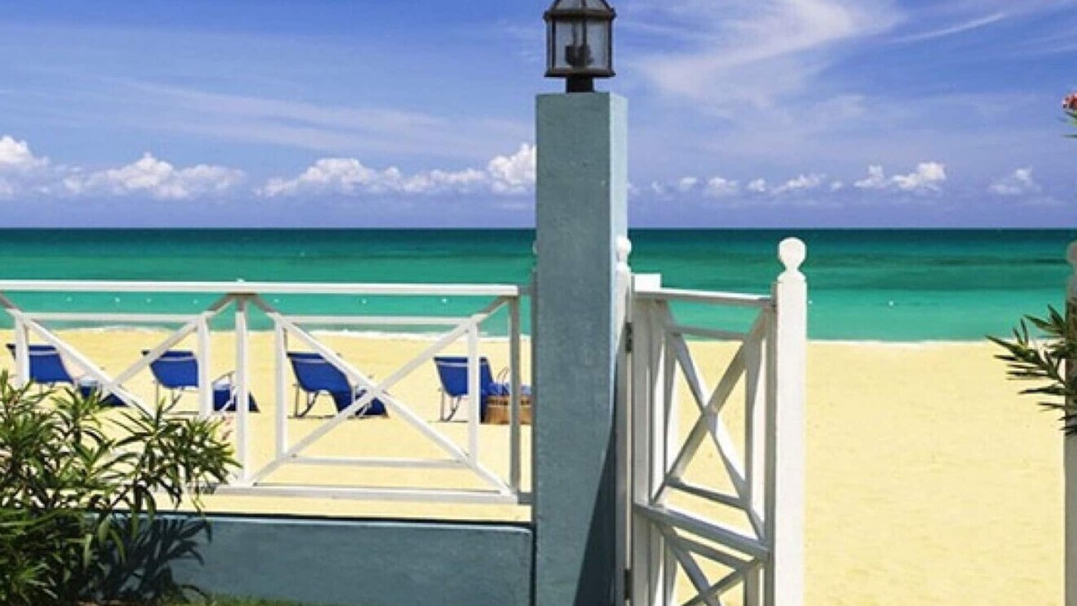 Runaway Bay Villa | Luxury 6 Bed Beach Villa in Runaway Bay
