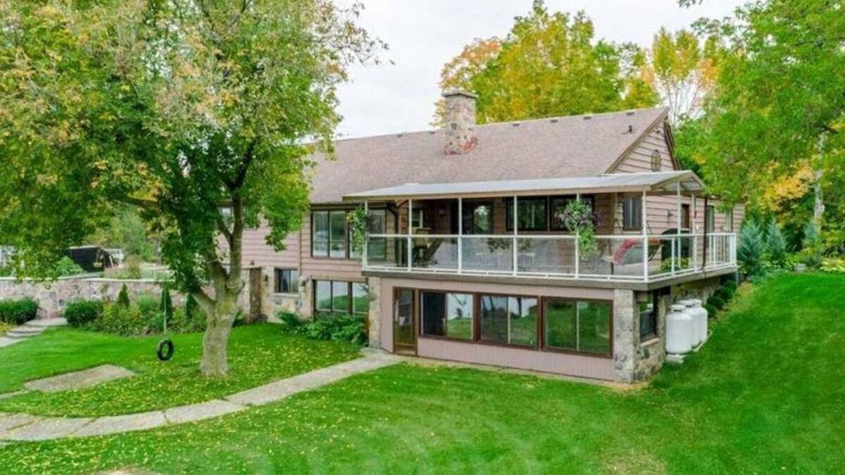 Omemee Cottage | Luxury 6-bedroom waterfront cottage!