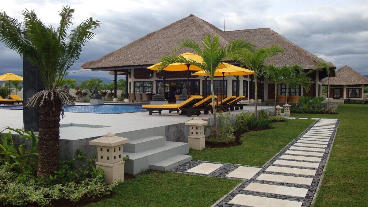 Banjartegehe Villa | Luxury (6 bedroom) beachfront villa for rent on Bali including staff
