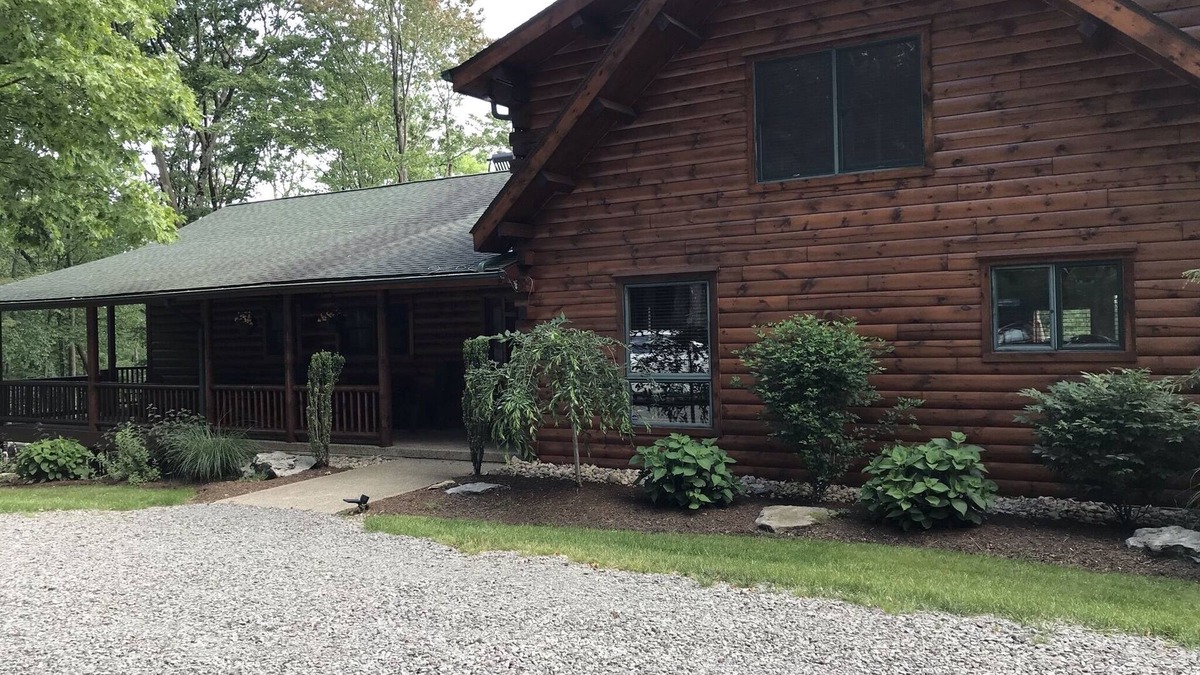 Jefferson Township Cabin | Luxury 6 bedroom Log Home w/HOT TUB/close to 7 Springs & Hidden Valley Resorts