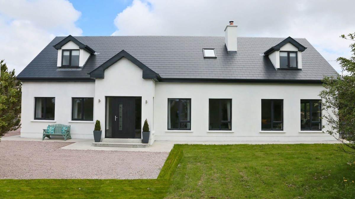 Spiddal Villa | Luxury 6 Bedroom Spiddal Villa, Jacuzzi, Balcony. 5 mins to beach