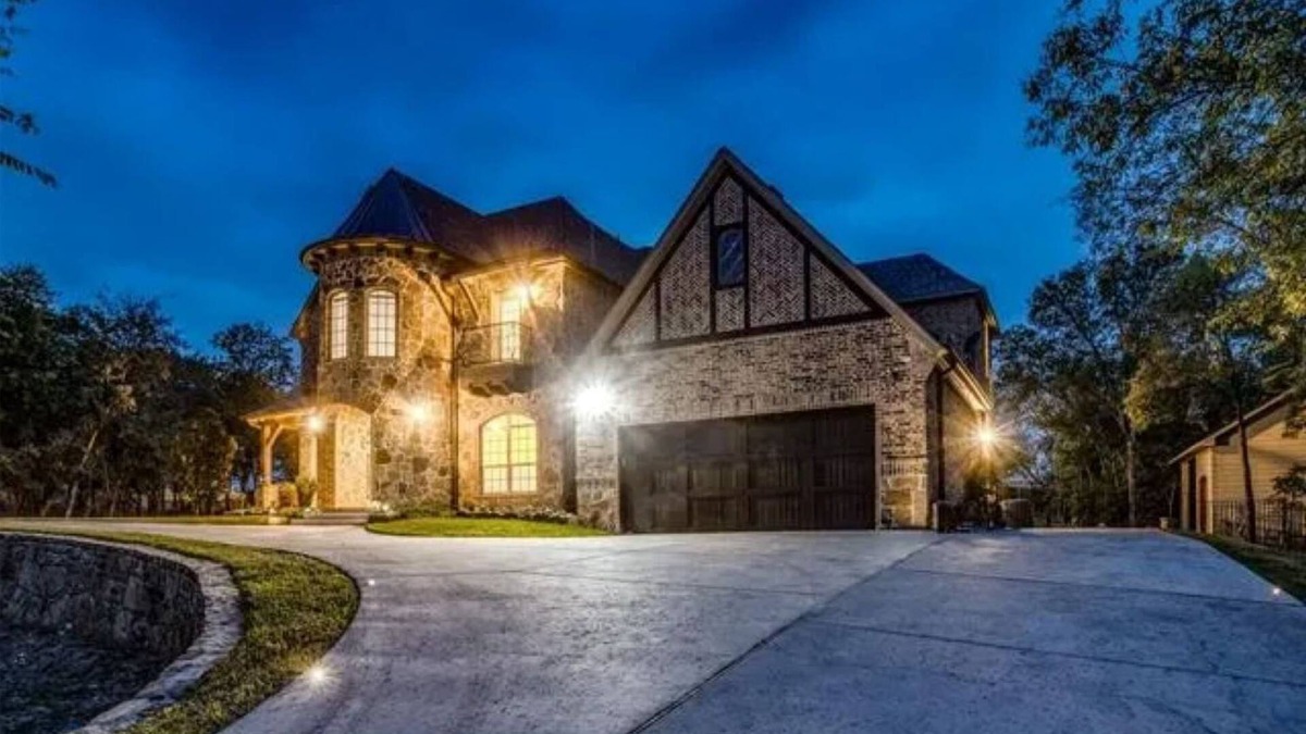 Little Elm House | Luxury 6 BR, 5.5 baths with fabulous outdoor kitchen and pool!nSleeps 14