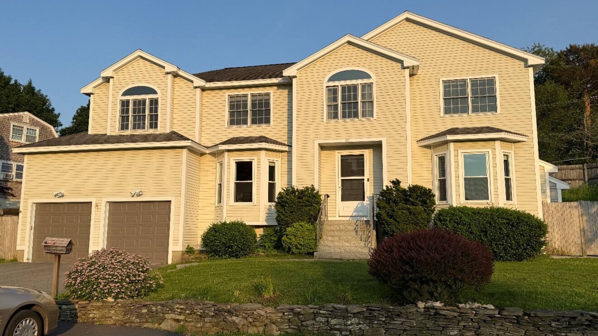 Marblehead House | Luxury 6 BR·7 Beds·3.5 BA house in charming Marblehead & walkable to the ocean