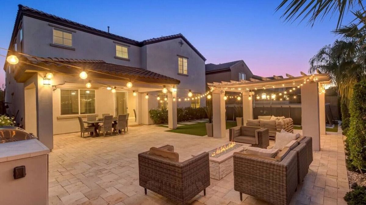 Chandler Villa | Luxury 6 BR Villa w/pool table+backyard+wfh