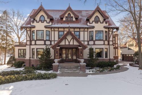 East Isles House | Luxury 6600 sq.ft Stunning Home/Sleeps 10+