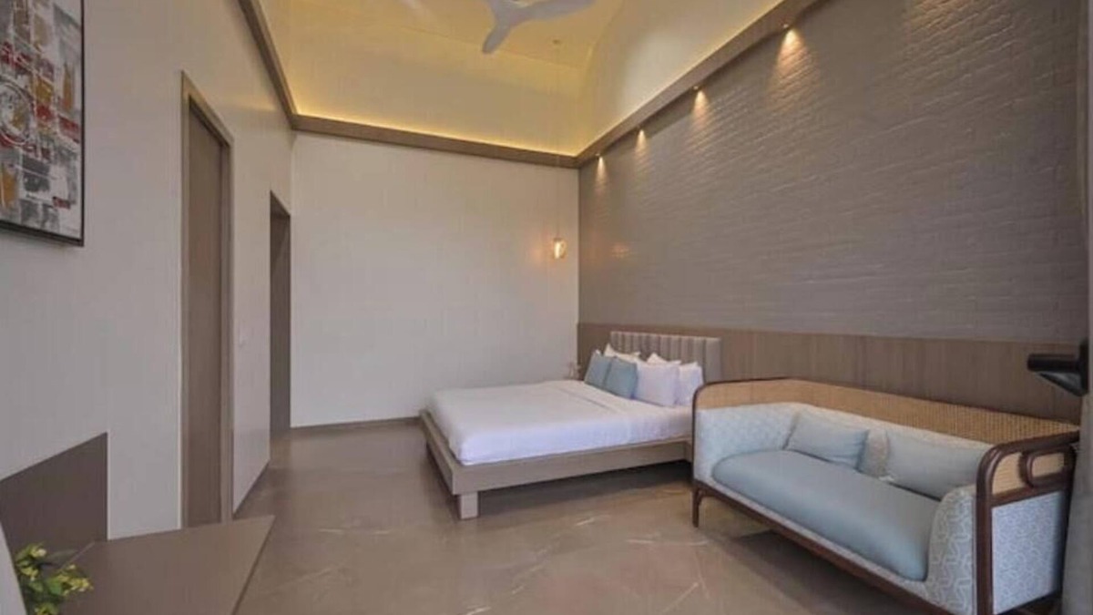 Rao Colony Villa | Luxury 6BHK Pure Veg Canary Farm Villa With Turf