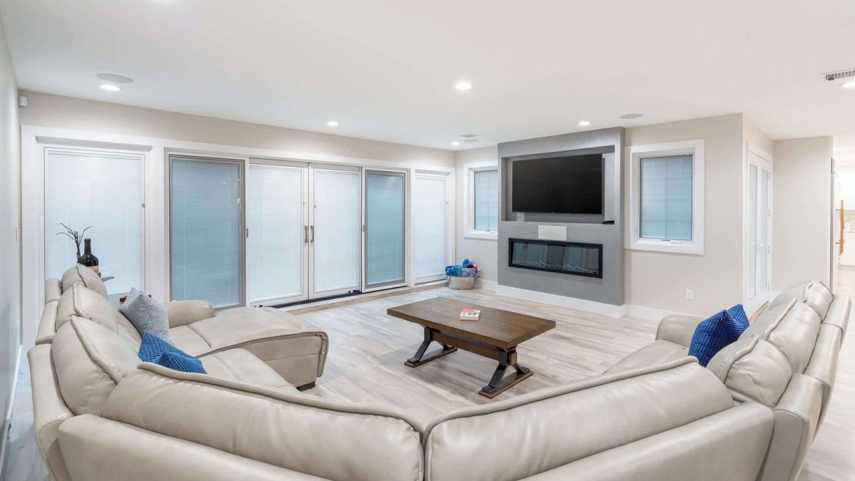 Old Bethpage House | Luxury 6BR House with Pool & Outdoor BBQ