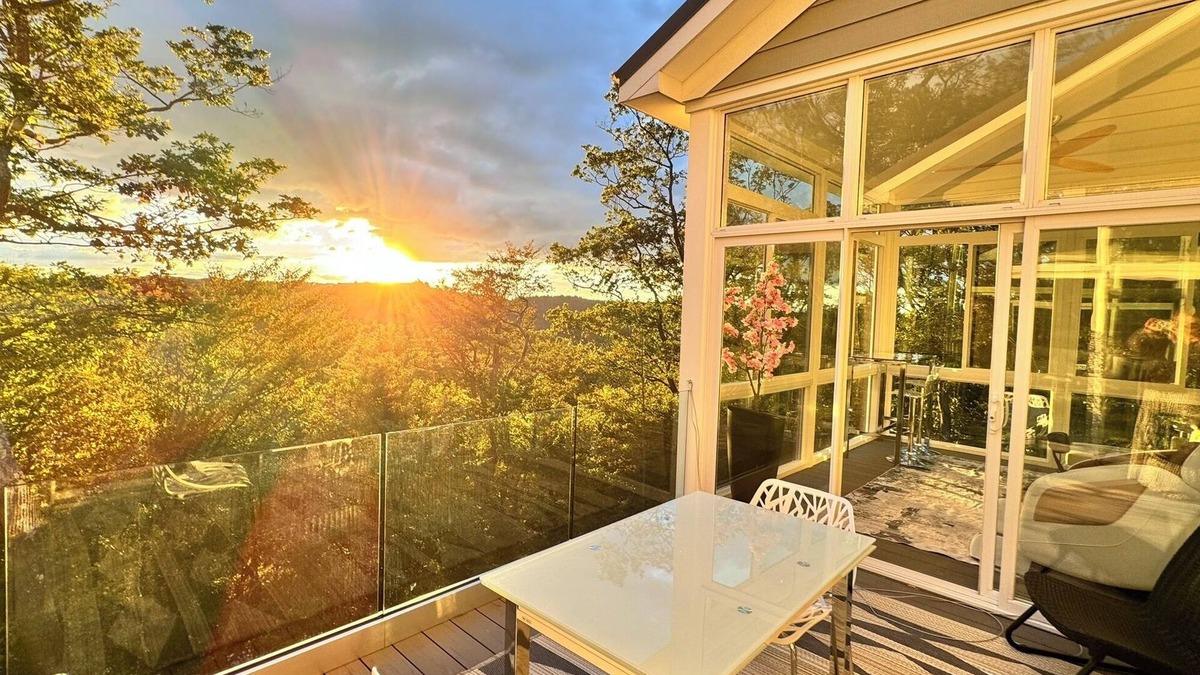 Hidden Valley House | Luxury 7-bdr Mountain Top Home w/HotTub & GameRoom & Fireplace- Few Steps to SKI