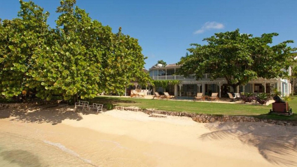 Discovery Bay Villa | Luxury 7 bedroom private beach front villa in Discovery Bay