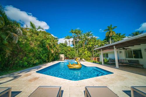 Golden Glades Villa | Luxury 7BR Villa Vizcaya Pool Sauna Gym Golf
