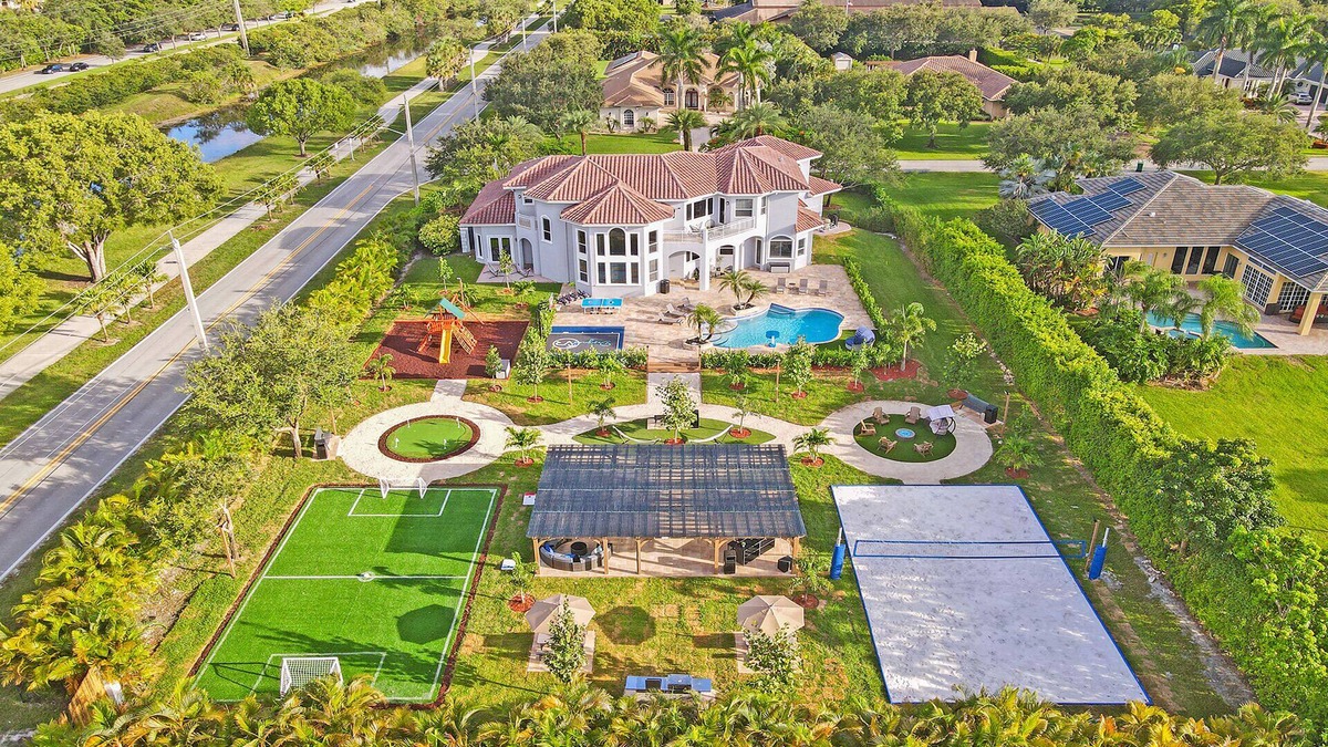 Plantation Villa | Luxury 8-BR with Pool, Basketball & Volleyball