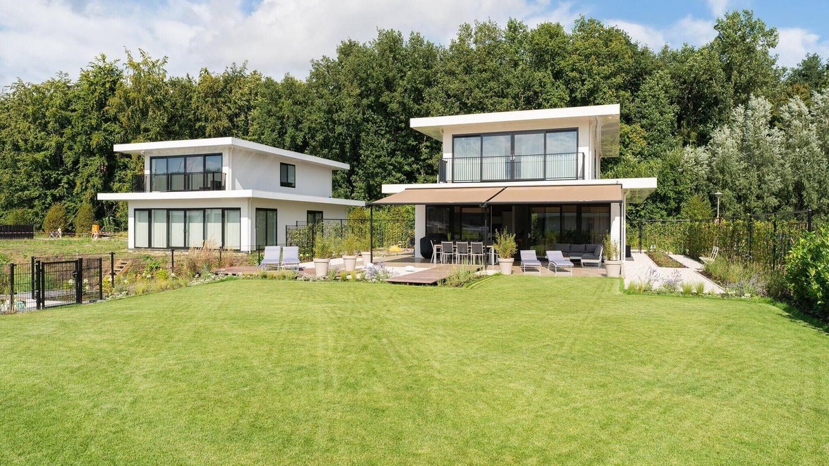 Biddinghuizen House | Luxury 8-person villa on the water with large sun terrace, wine climate cabinet, Quooker and bath. Pet friendly and air-conditioned!