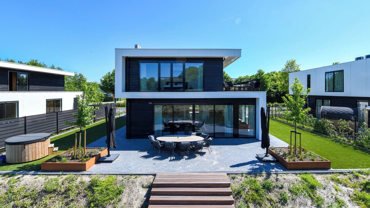 Biddinghuizen House | Luxury 8-person villa on the water with hot tub, private jetty, spacious terrace and 4 bedrooms. Located at Villa Resort Harderwold, near Harderwijk and the Veluwemeer!