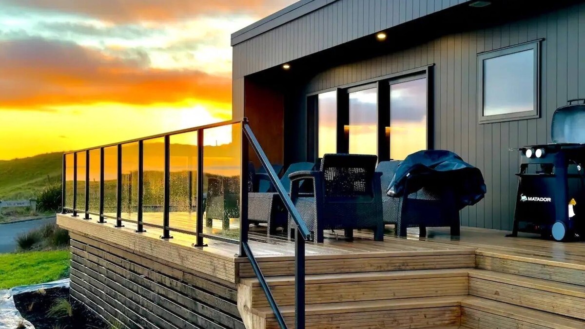 Waverley Cabin | Luxury Absolute Ocean View Lodge
