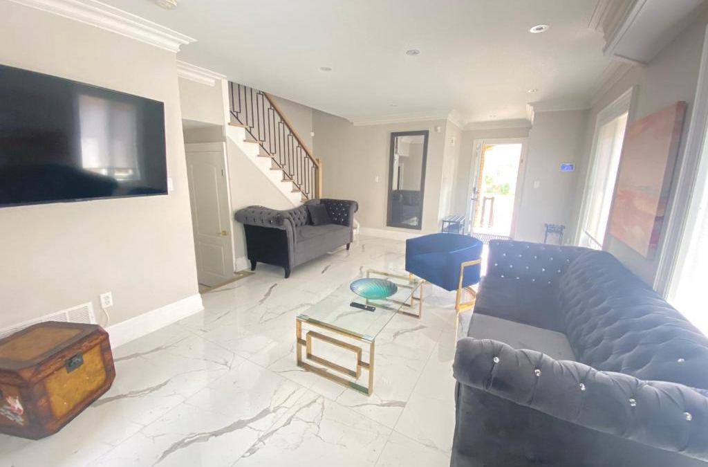 Vaughan House | Luxury Adventure, Rutherford Go station & Wonderland