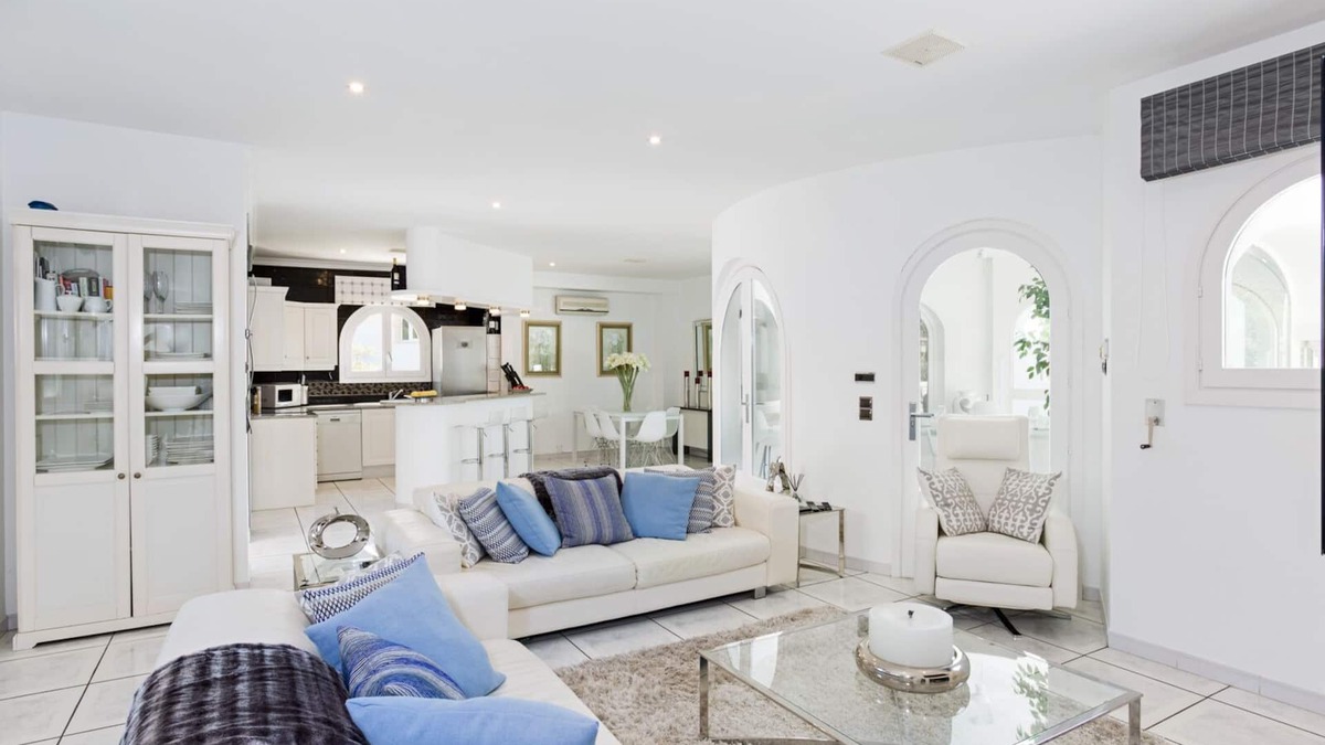 La Sabatera Villa | Luxury Air conditioned Villa with 3 bedroom suites