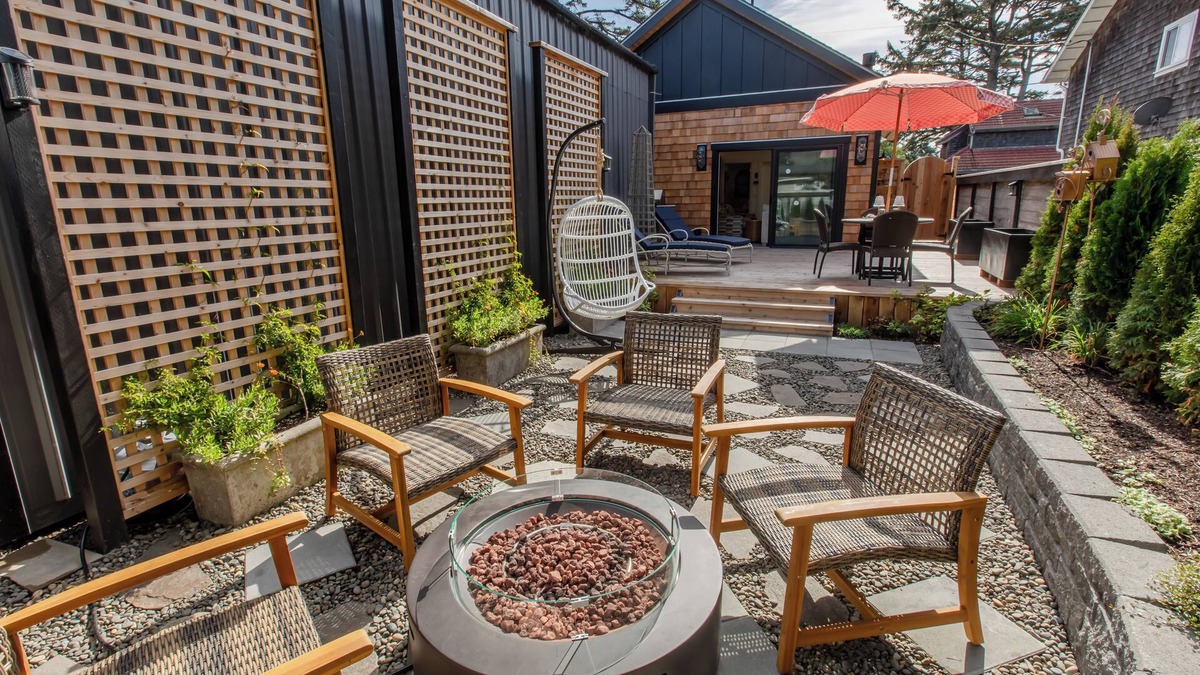 Downtown Cannon Beach Cottage | Luxury amenities, 2BR with ensuites, 3 min walk to beach, fire pit, 2 fireplaces, designer decor