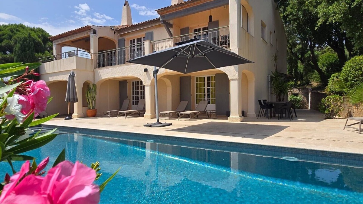 Plage de la Garonnette Villa | Luxury and comfortable villa with panoramic sea view, 220m2, pool, south facing