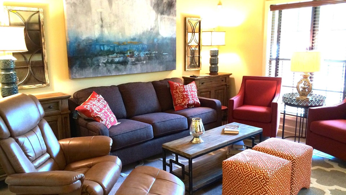Oxford House | Luxury and Comfort at Ole Miss. Adjacent to campus