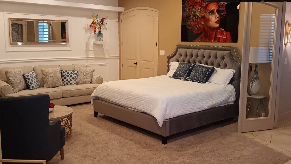 Biggs Field House | Luxury and romantic with jacuzzi suite