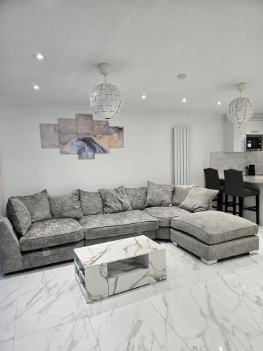 Greenhithe House | Luxury and stylish 3 bedroom house or Apartment in Greenhithe - Available for booking as individual Room or as a Whole apartment - 11mins walk to Greenhithe Train Station, 7 mins drive to Bluewater shopping mall