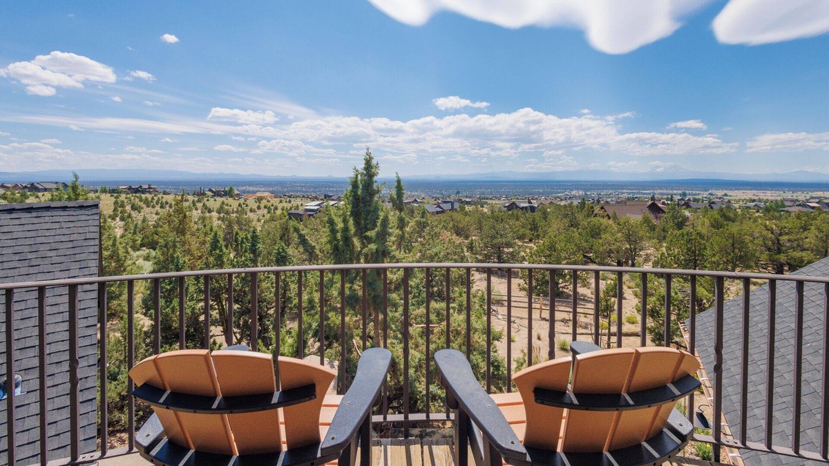 Powell Butte House | Luxury and tranquility nestled within the prestigious Brasada Ranch community ne