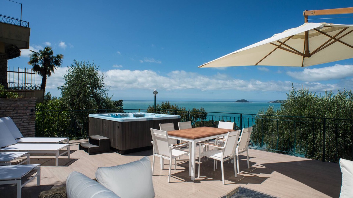 Fiascherino Apartment | Luxury apartment in Fiascherino with 50m2 terrace and fantastic sea views