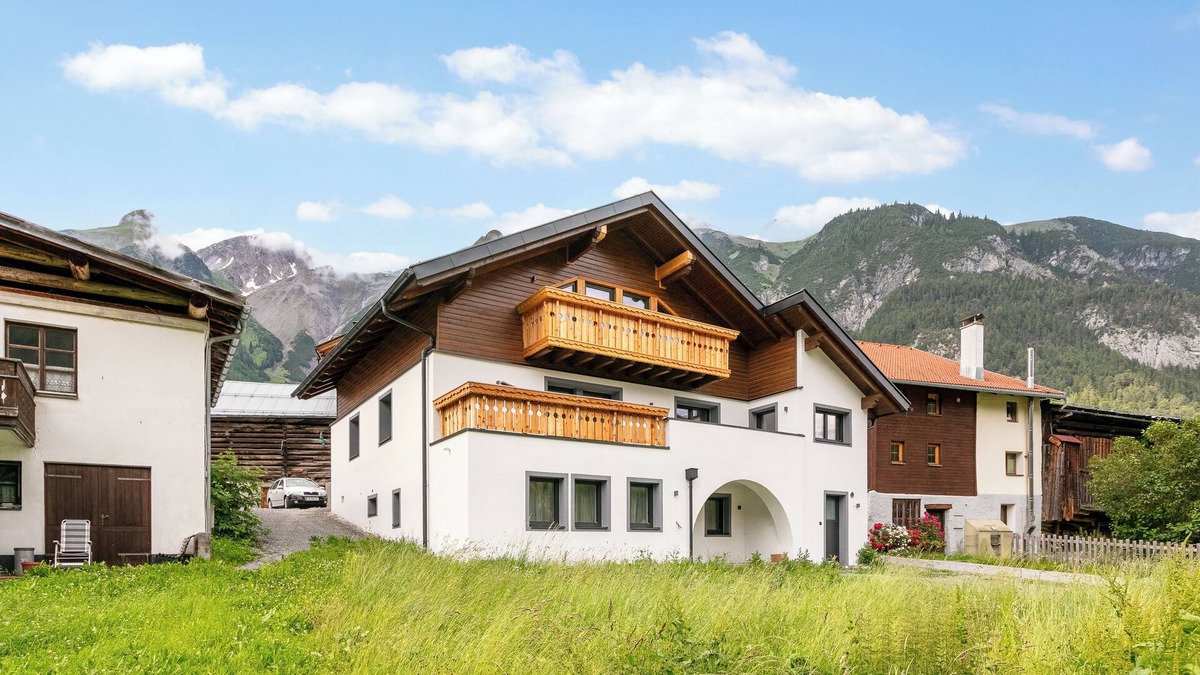 Pettneu am Arlberg Apartment | Luxury apartment with a fireplace
