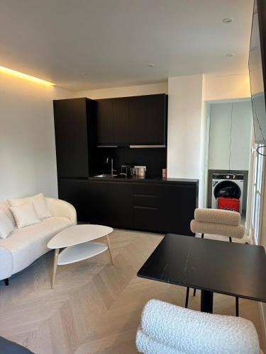 La Celle-sous-Gouzon Apartment | Luxury Apartment Champ de Mars Eiffel Tower