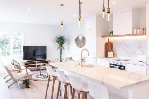 Mission Bay Apartment | Luxury Apart, Seaviews & Balcony, Full Kitchen & Heat Pump