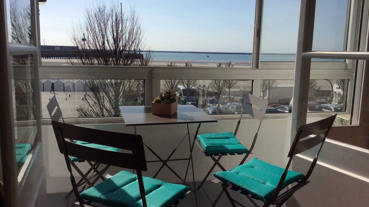 Boulogne-sur-Mer Apartment | LUXURY APARTMENT (120 m2) on two floors IN A HOUSE FACING THE SEA