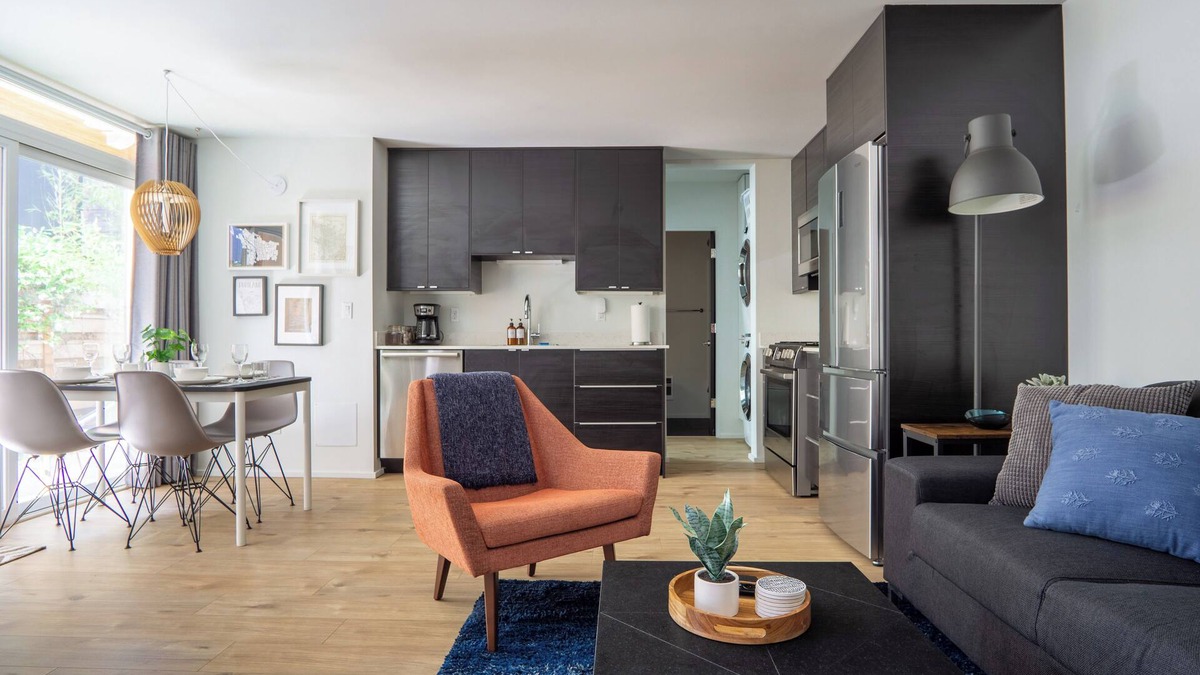 King Apartment | Luxury Apartment In Best Area, 94 walk score. With AC, Laundry, and Patio