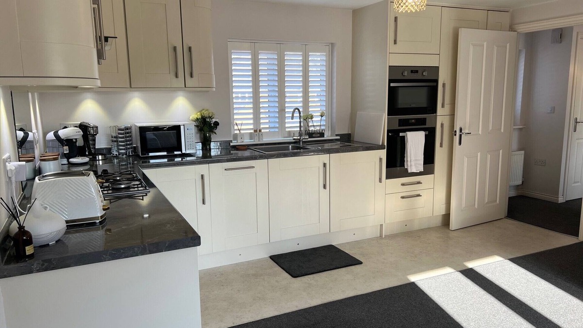 Lichfield Apartment | Luxury apartment in central Lichfield. Free parking. Sleeps up to 6 people