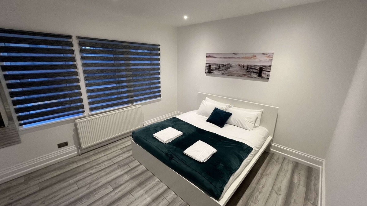 Thamesfield Apartment | Luxury Apartment in Wandsworth on top floor with skyline views!