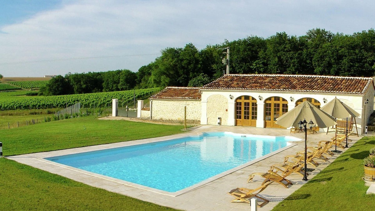 Saint-Preuil Villa | Luxury apartment with terrace, sauna, tennis, and heated pool.
