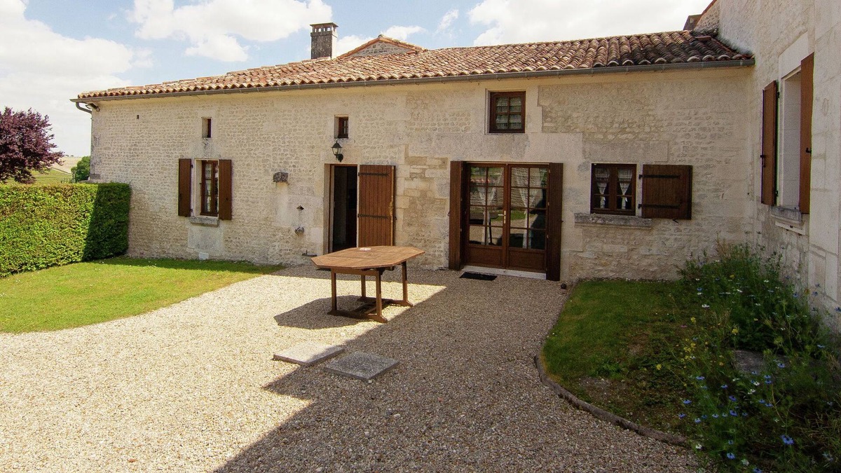 Saint-Preuil Villa | Luxury apartment with terrace, sauna, tennis, pool.