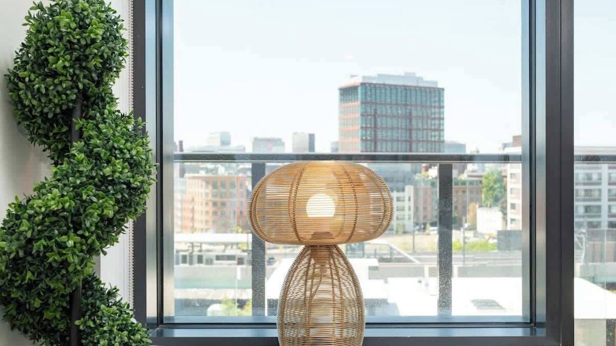 East Cambridge Apartment | Luxury Apartment w King Bed, Shared Pool & Rooftop