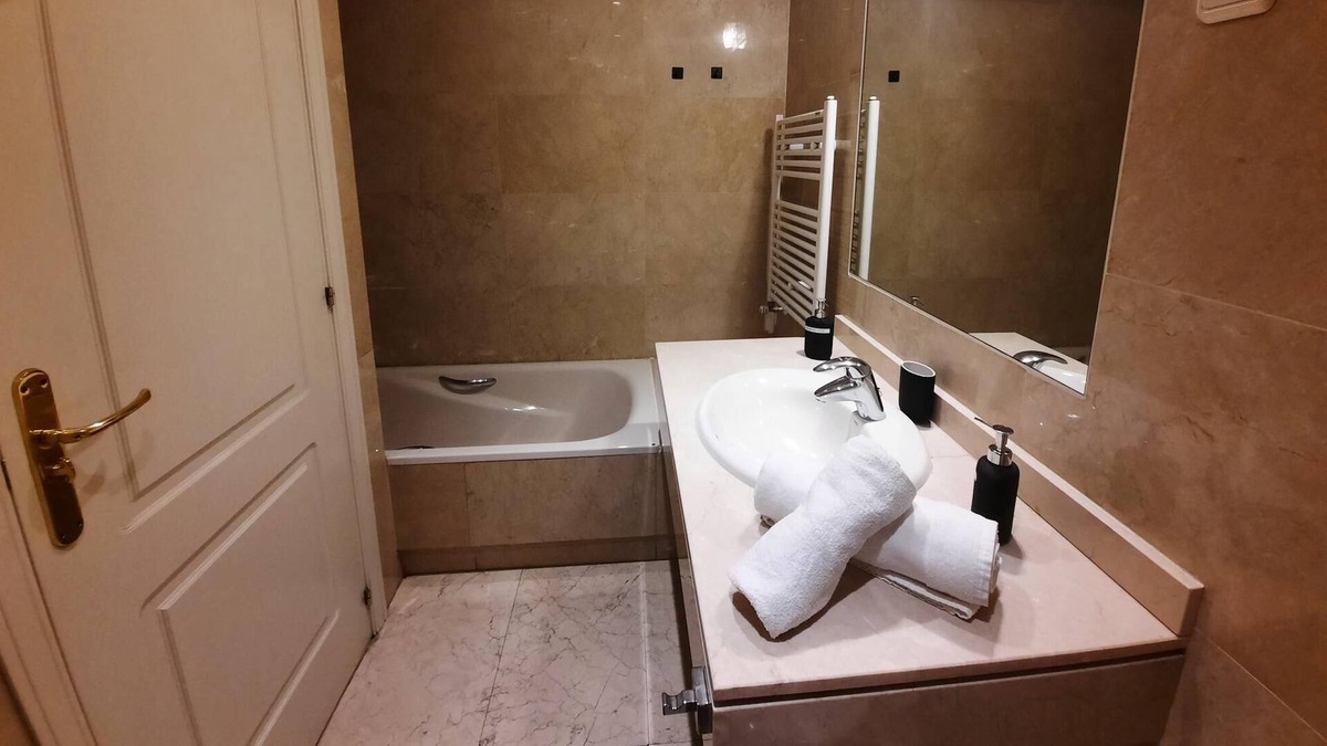 Arroyo de la Vega Apartment | LUXURY APARTMENT WITH SAUNA AND GYM