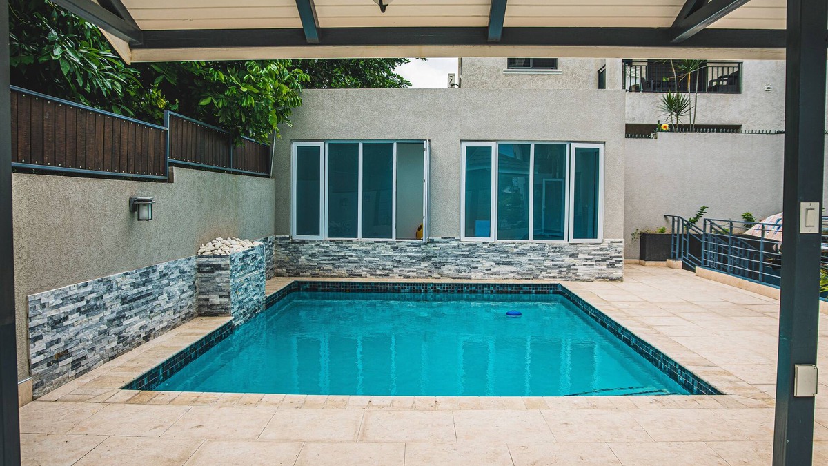 Barbican Condo | Luxury Apartment with Gym, Swimming Pool, Parking and Wifi