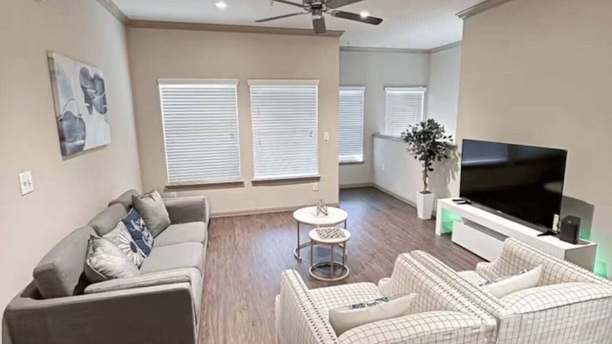 George Bush Park/Eldridge Apartment | Luxury apartment with private garage